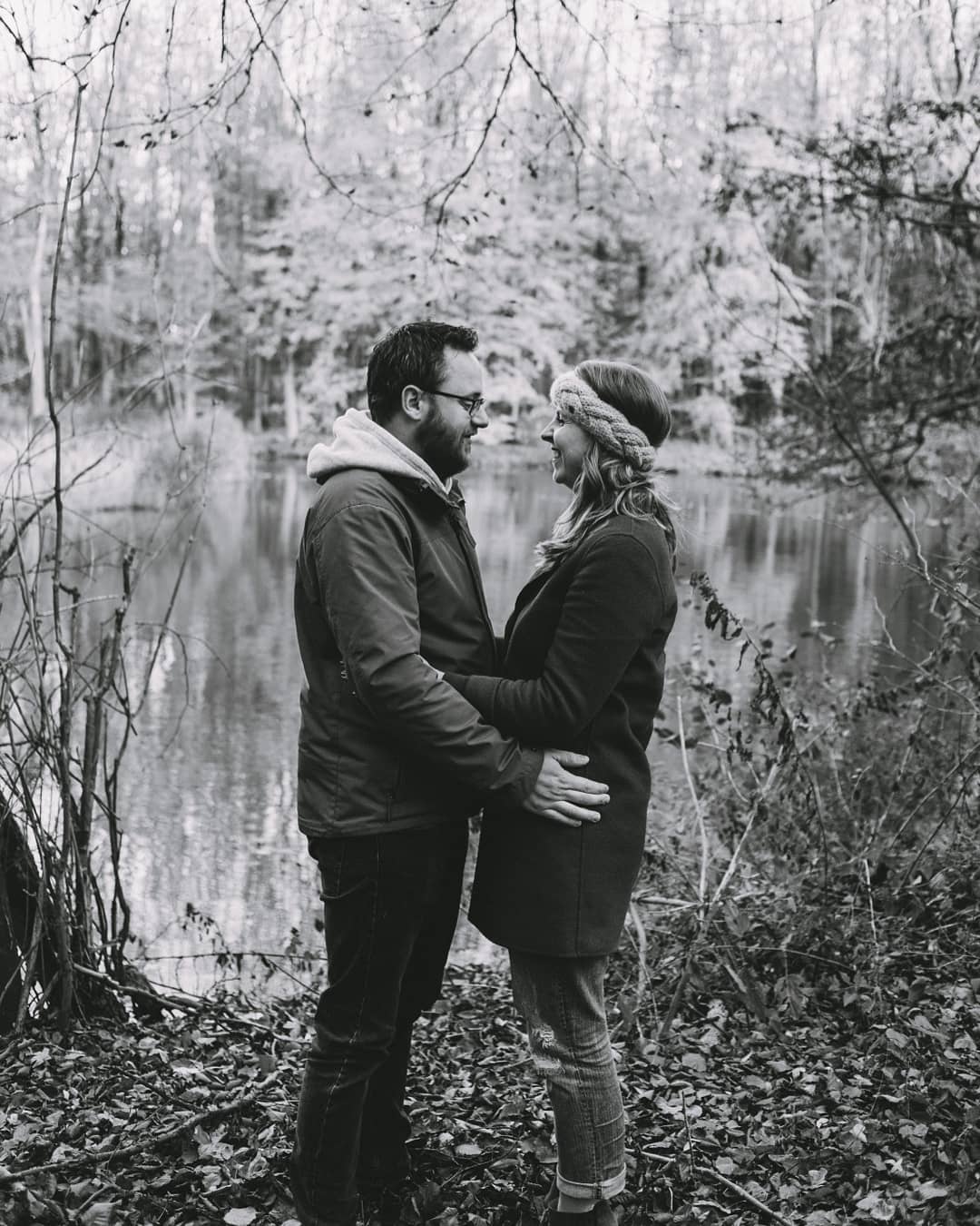 Zwart-wit man en vrouw in bos