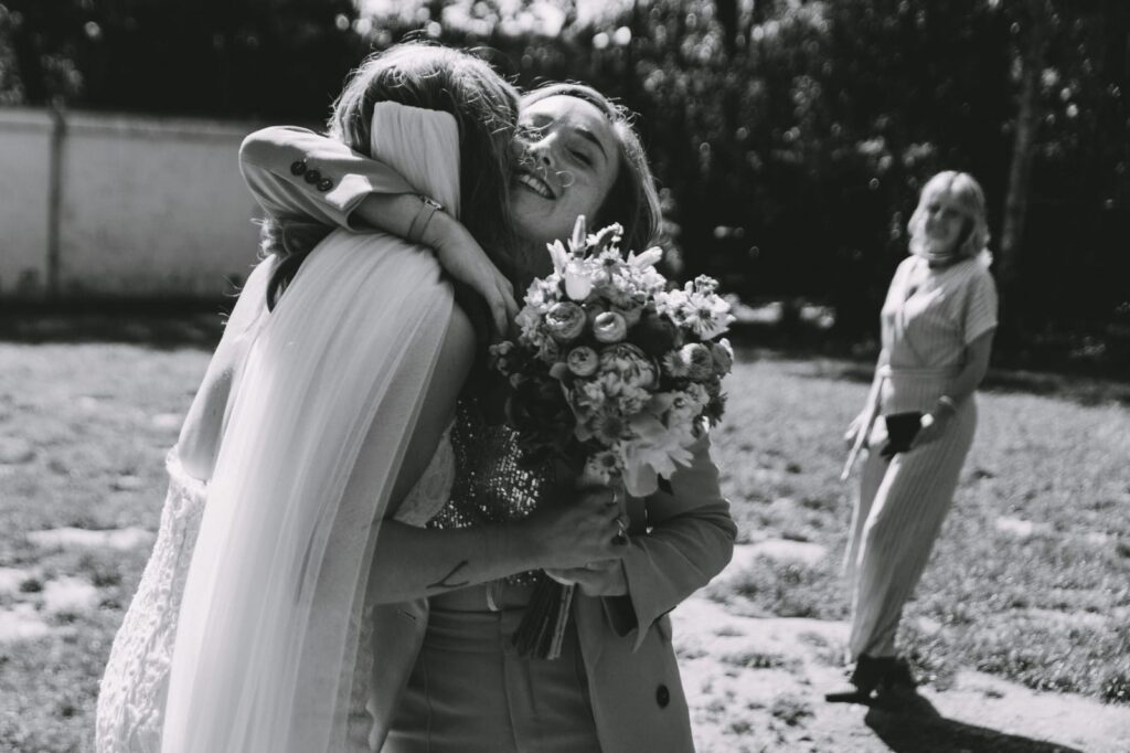 Zwart-wit foto bruidegom met weddingplanner