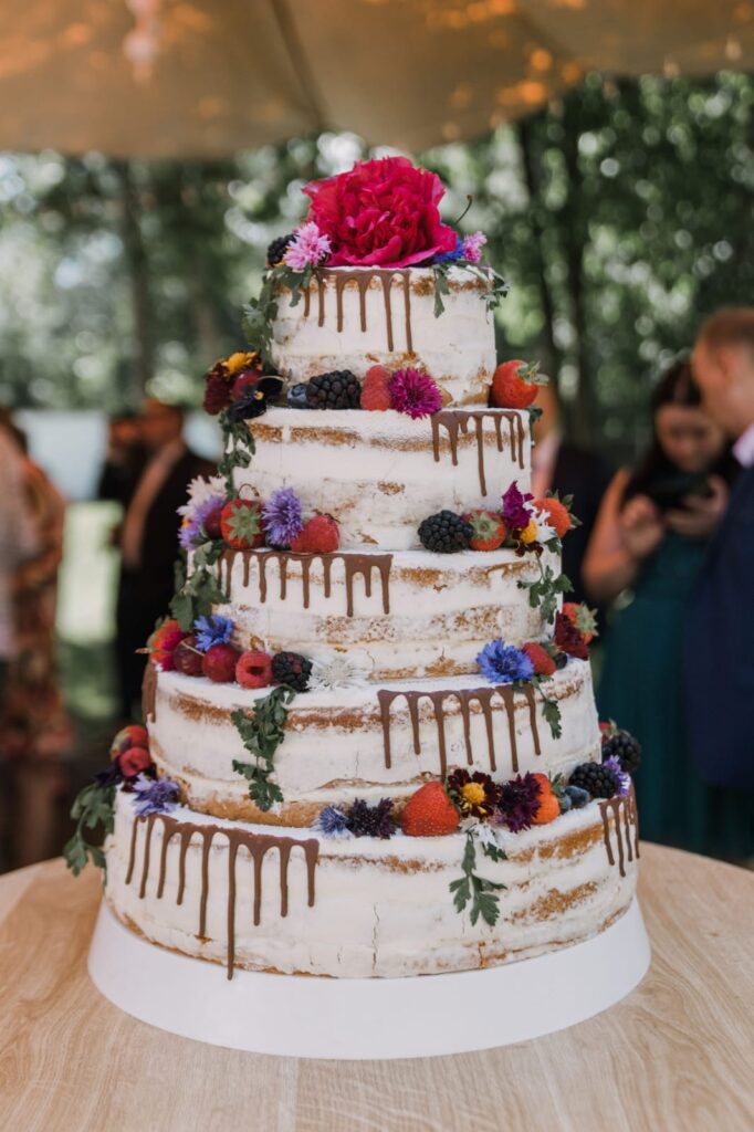 Bruidstaart met bloemen