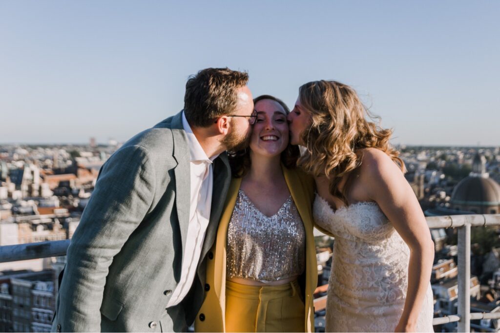 Man en vrouw die vrouw een kus op de wang geven.