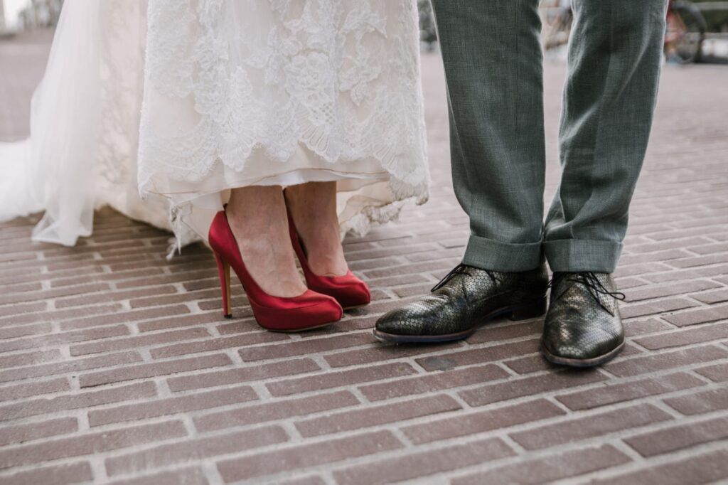 Voeten met rode hakken en voeten met donkergroene schoenen