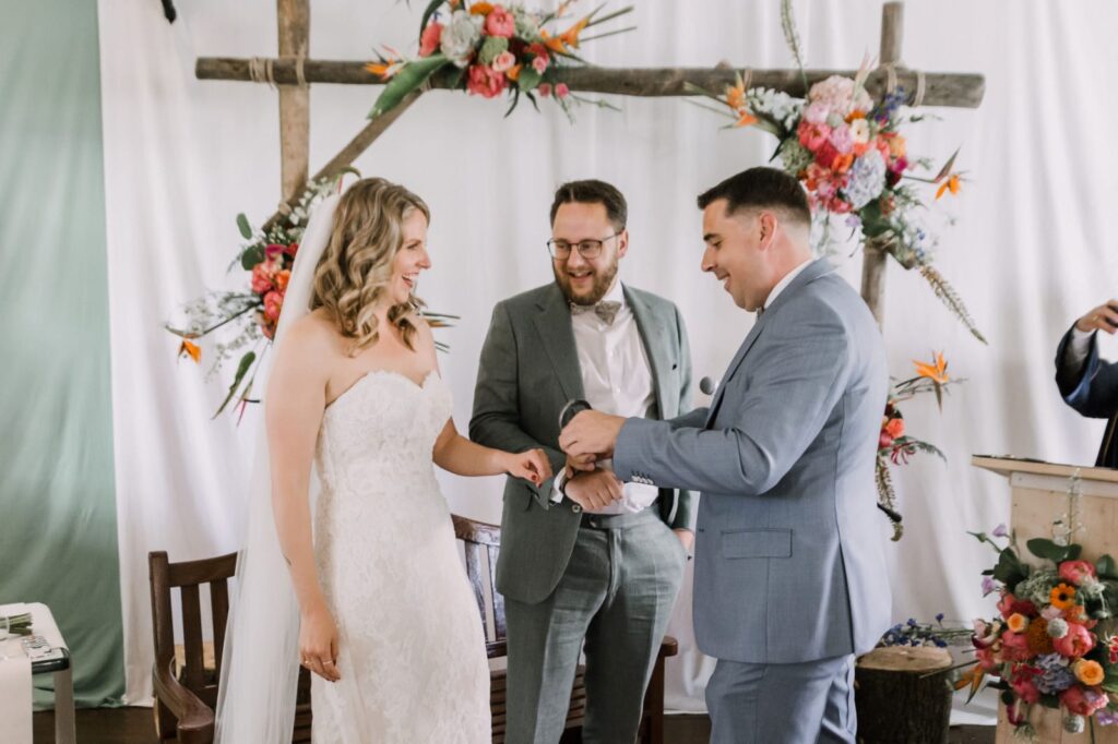 2 mannen en een vrouw lachend bij elkaar