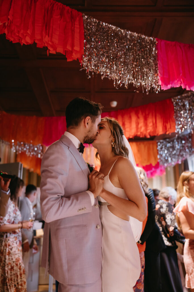Bruid en bruidegom kus op dansvloer disco bruiloft