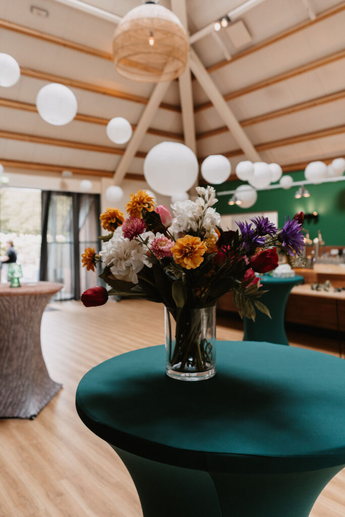 Kunstbloemen in feestzaal
