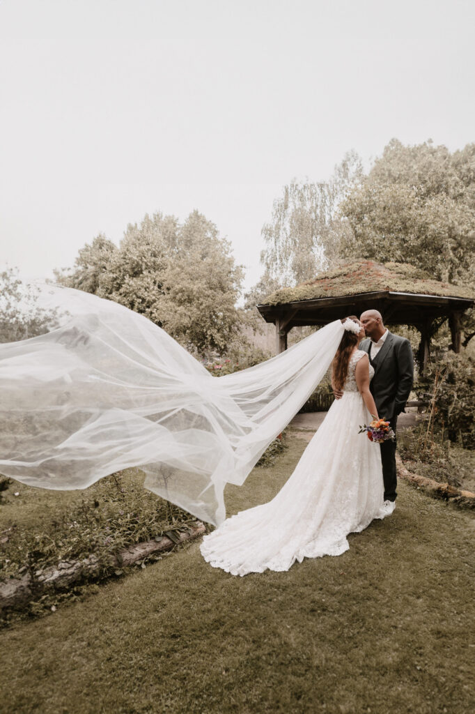Bruidspaar met sluier in de lucht
