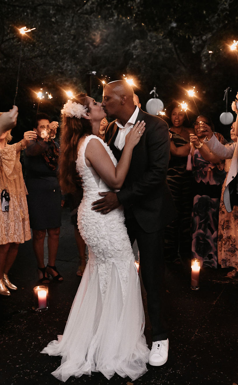 Bruidspaar met sterretjes tijdens feest